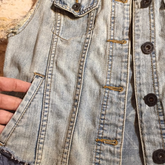 Bullhead Denim Co. regular fit jean vest/Aztec art - Picture 4 of 8